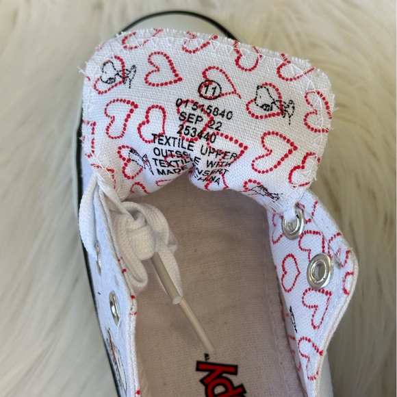 New Toddler Girl's Peanuts Snoopy White Canvas Slip On Shoes Various Sizes NIB - Picture 8 of 11